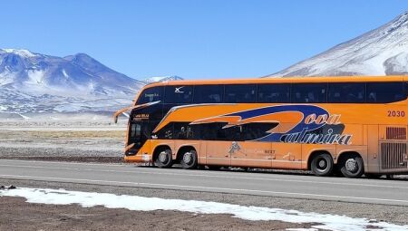 &Ocirc;nibus cruzando o altiplano andino