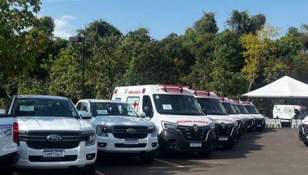 Ambul&acirc;ncias e camionetes foram entregues 