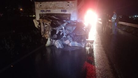 Carro se despedaçou em pedaços com o acidente