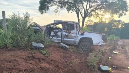 Caminhonete ficou danificada e drogas espalhadas pela pista