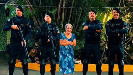 Policiais visitaram a idosa em seu aniversário