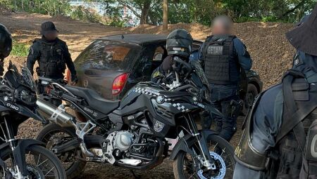 Policiais conseguiram recuperar o carro após o confronto