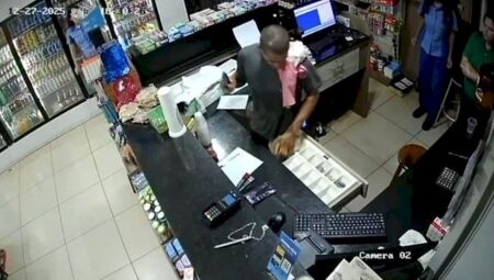 Momento em que criminoso assalta o posto