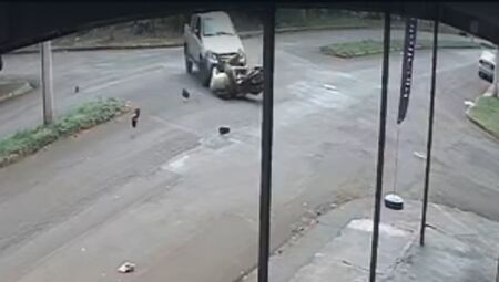 Acidente deixou moto bastante danificada