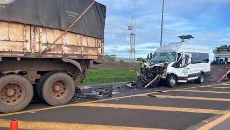 Van ficou com a frente destru&iacute;da