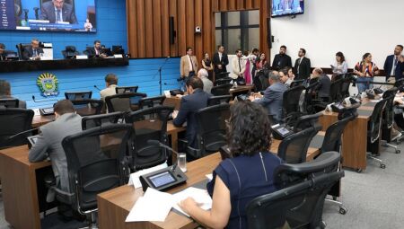 Deputados durante sess&atilde;o plen&aacute;ria na ALEMS 