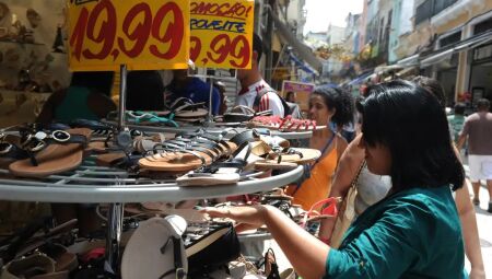 Comércio de rua é um dos mais que abrem no país