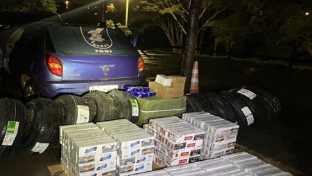 Produtos contrabandeados apreendidos no veículo