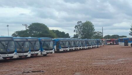 &Ocirc;nibus est&atilde;o nas garagens sem funcionar com a greve
