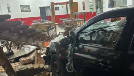 Veículo destruiu parte do restaurante