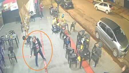 Suspeito com a arma na m&atilde;o