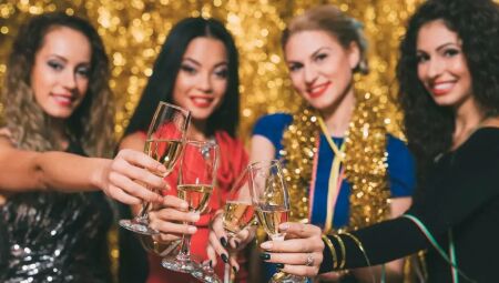 Tem supersti&ccedil;&atilde;o na roupa? Saiba quais cores usar e o que cada uma significa no R&eacute;veillon