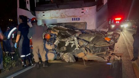 Carro ficou completamente destruído