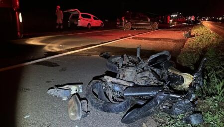 Motocicleta ficou destru&iacute;da em raz&atilde;o do acidente