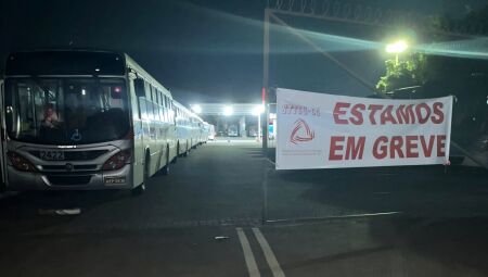 &Ocirc;NIBUS SEGUEM NAS GARAGENS - 