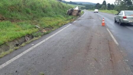 Carro ficou capotado &agrave;s margens da pista