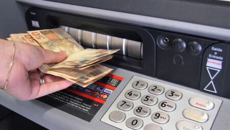 &Eacute; pouco? Novo sal&aacute;rio m&iacute;nimo ser&aacute; de R$ 1.621 em 2026