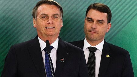 Ex-presidente, Jair Bolsonaro e o filho, senador Fl&aacute;vio Bolsonaro 