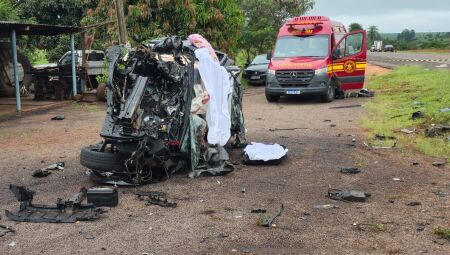 SUV ficou completamente destru&iacute;da no acidente