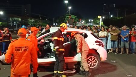 Carro ficou completamente destruído no acidente