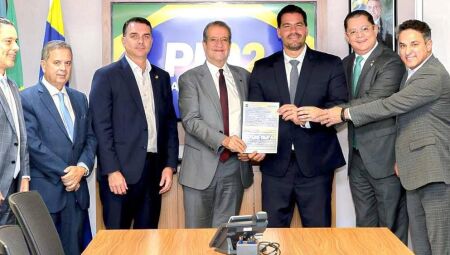 Filiação do Capitão Contar com o presidente do PL, Valdemar da Costa Neto e o senador Flávio Bolsonaro