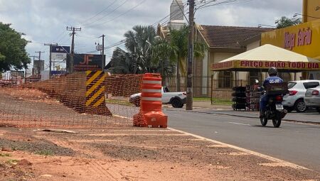 Obras inacabadas ampliam risco e acumulam acidentes em vias de Campo Grande