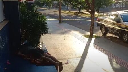 Homem foi encontrado morto na calçada