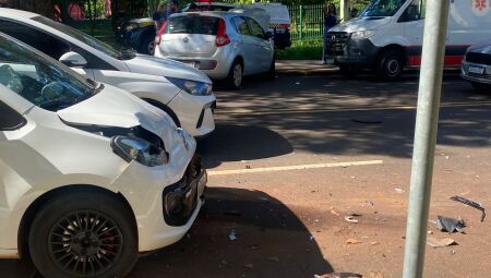 Acidente provocou lentidão na rua próximo ao Parque das Nações