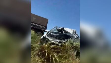 Veículo Renault Sandero ficou destruído