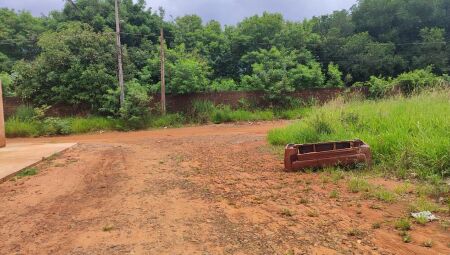 Sofá foi descartado irregularmente na via pública