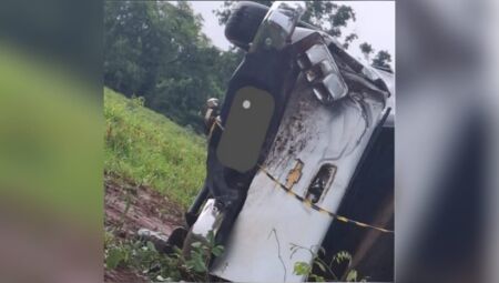 Caminhonete ficou destru&iacute;da no acidente