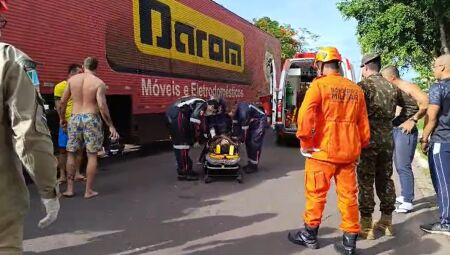 V&Iacute;DEO: Motociclista fica ferido ap&oacute;s atingir lateral de caminh&atilde;o