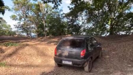 Veículo teria sido furtado pelos criminosos