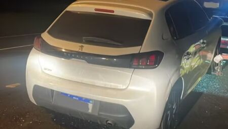 O veículo só foi liberado porque outra pessoa habilitada compareceu ao local e assumiu a direção.