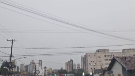 Tempo nublado e bastante chuvoso na Capital
