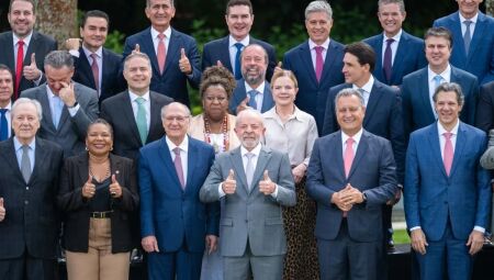 Lula cobra alinhamento pol&iacute;tico em reuni&atilde;o ministerial