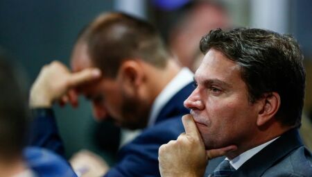 Filho do ex-presidente Jair Bolsonaro acumulou faltas, enquanto ex-chefe da Abin foi condenado por participa&ccedil;&atilde;o na trama golpista