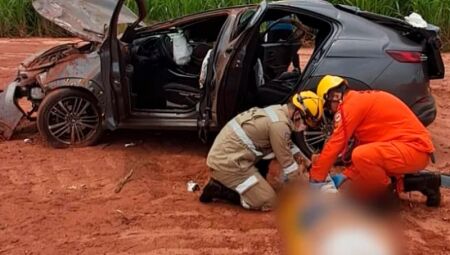 Capotamento deixa carro destru&iacute;do e tr&ecirc;s mulheres escapam sem ferimentos graves