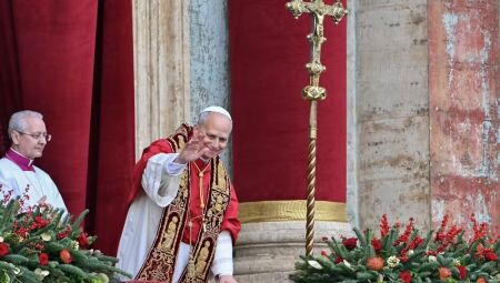 Papa Le&atilde;o XIV acena para os fi&eacute;is ap&oacute;s proferir a mensagem Urbi et Orbi da sacada principal da Bas&iacute;lica de S&atilde;o Pedro