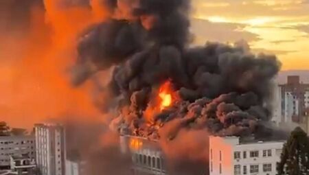 As chamas come&ccedil;aram por volta das 19h30 e se espalharam pelos andares superiores do pr&eacute;dio