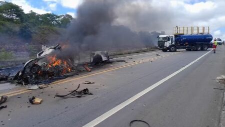 Acidente entre carros deixa 10 mortos na BR-101
