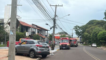 Poste de energia cont&eacute;m fios de alta tens&atilde;o