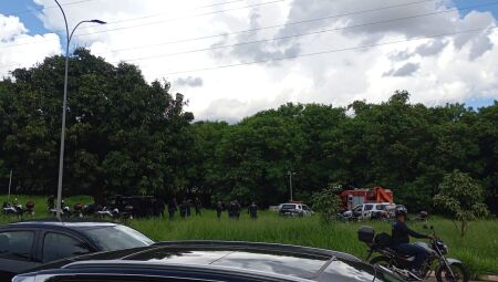 Movimenta&ccedil;&atilde;o policial no local