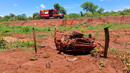 Carro ficou destru&iacute;do