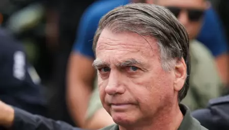 Segundo a Pol&iacute;cia Federal, Bolsonaro sofreu ferimentos leves e recebeu atendimento m&eacute;dico