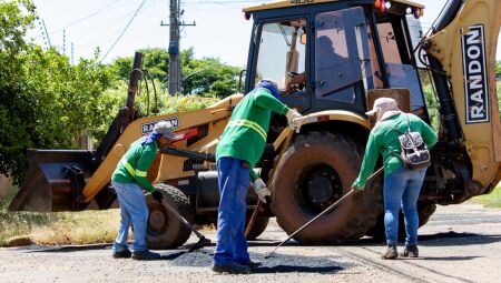 Servi&ccedil;o de tapa-buraco - Foto: Roni Silva/PMN
