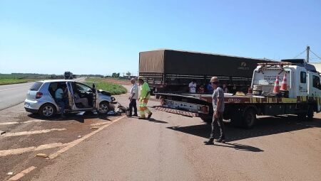Acidente danificou o ve&iacute;culo de passeio