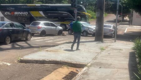 Momento em que carros colidiram no cruzamento