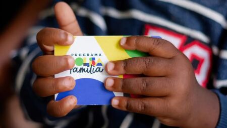 Bolsa Fam&iacute;lia &eacute; pago mais um m&ecirc;s