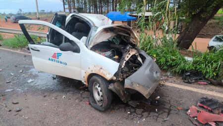 Carro de uma empresa ficou destru&iacute;do